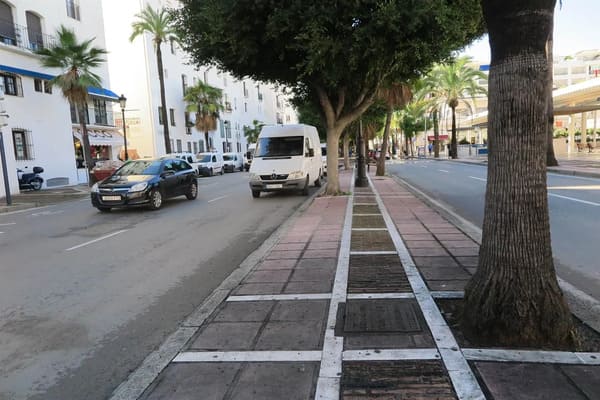 Avenida Julio Iglesias en Puerto Banús - Taxi Málaga Puerto Banús
